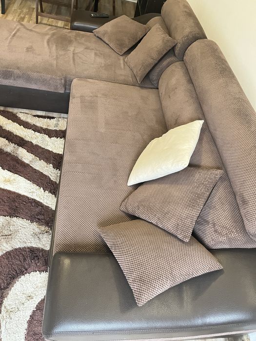 Диван, използван е. Има забележки.