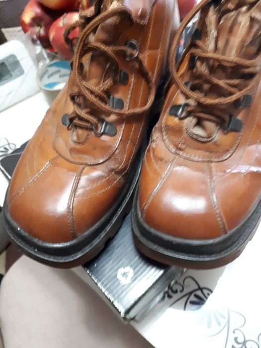 Vînd bocanci. de iarnă.