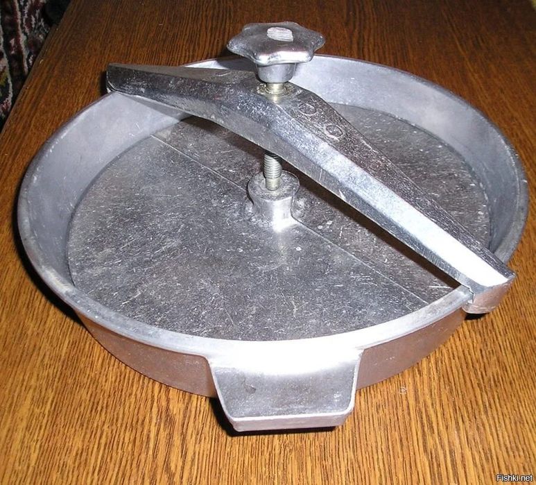 Скоба с винтом для сковороды цыплята табака