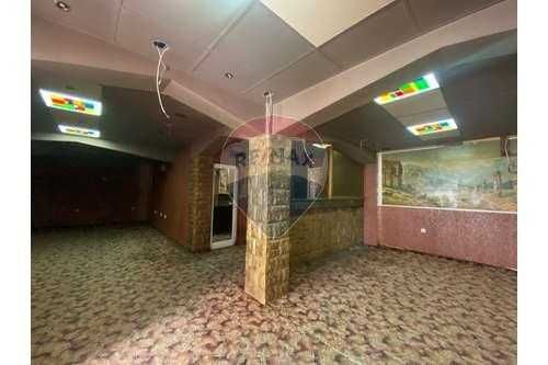 Дава се под наем Магазин в Шумен, Център - 94 кв.м за 1377 € - Снимка #2