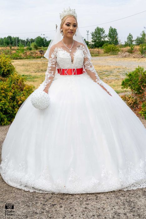 Нежна Лека и много красива сватбена рокля
