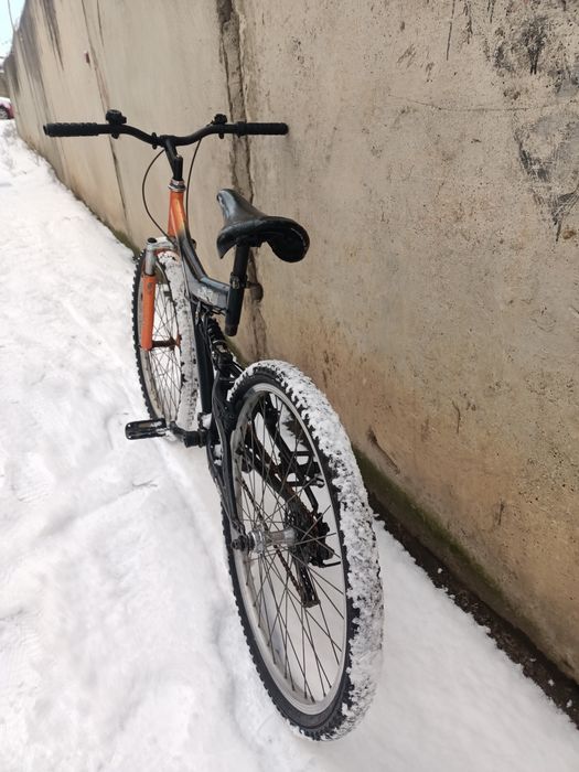 Vînd Bicleta de downhill sau de plimbări prin orasi sau pădure