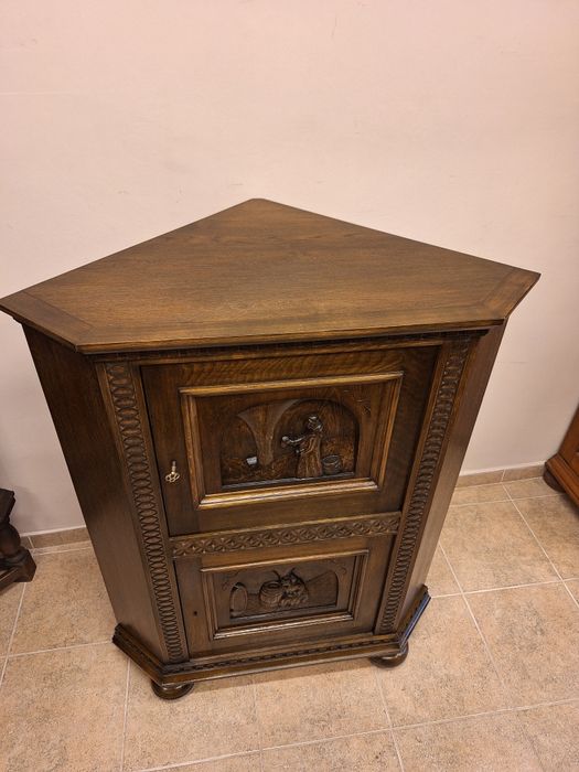 Винтидж ъглов шкаф с богата дърворезба