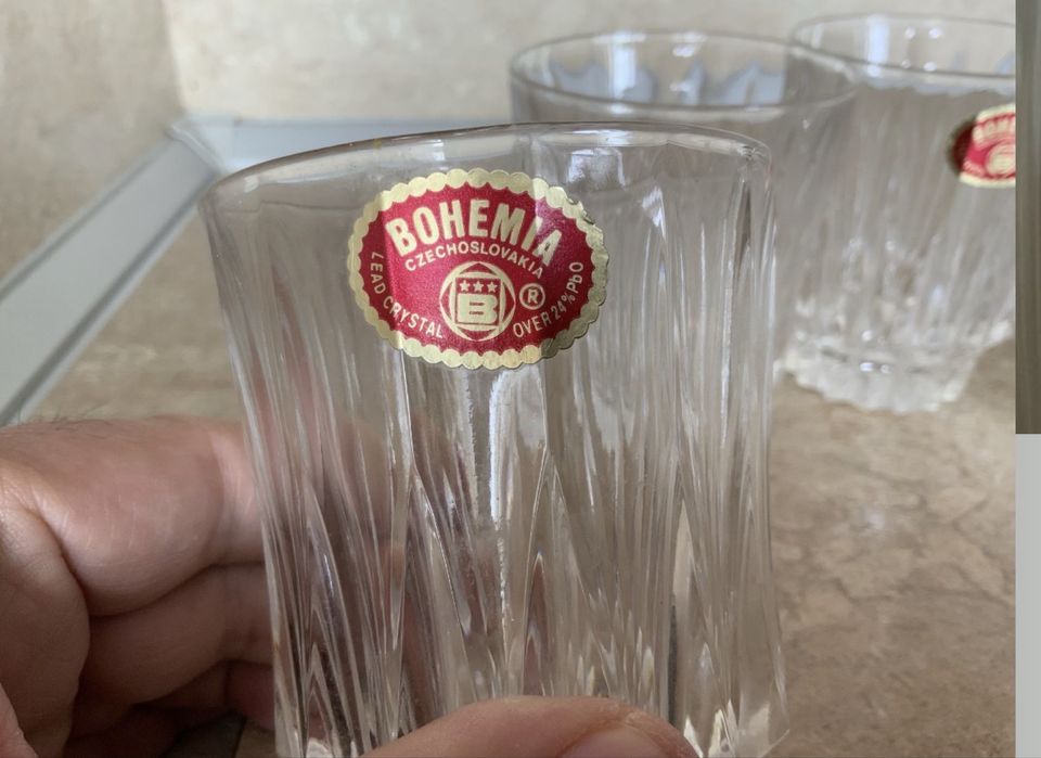 Стъклени чаши и чинии