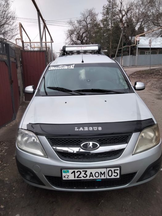 Машина Lada Largus