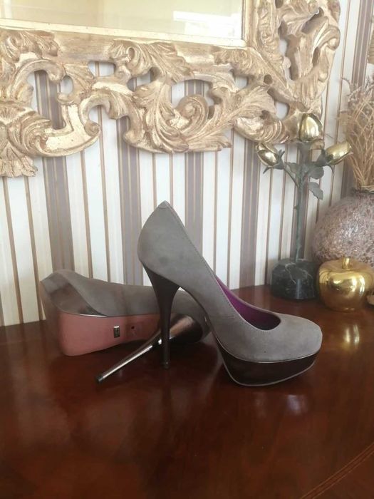 Затворени обувки с висок ток 14 см. Buffalo London