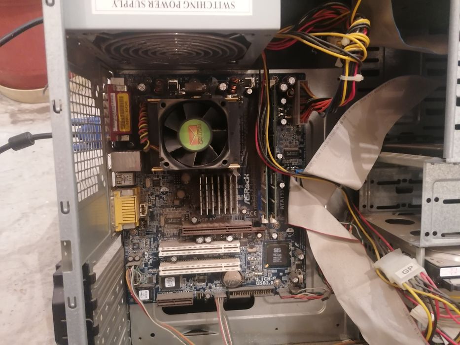 Компютър  стар. Но работи