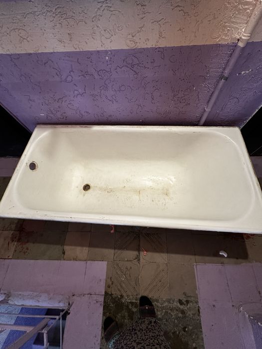 Чугунная очень тяжелая ванна