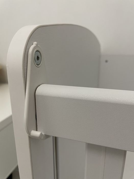 Бебешка кошара с чекмеджета, колела и падаща преграда. Включен матрак