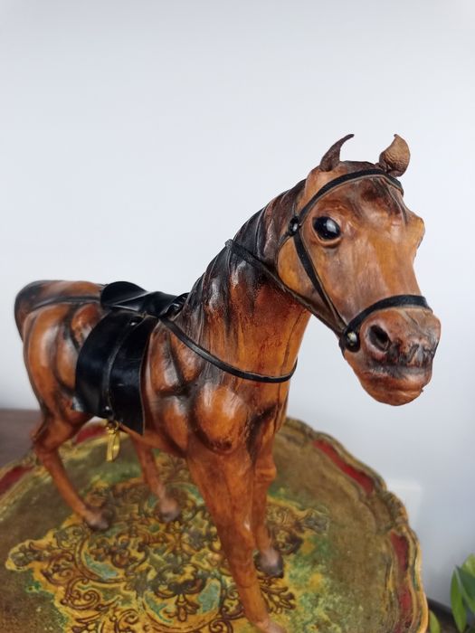 Ръчно изработени фигури от естествена кожа – Камила и Кон