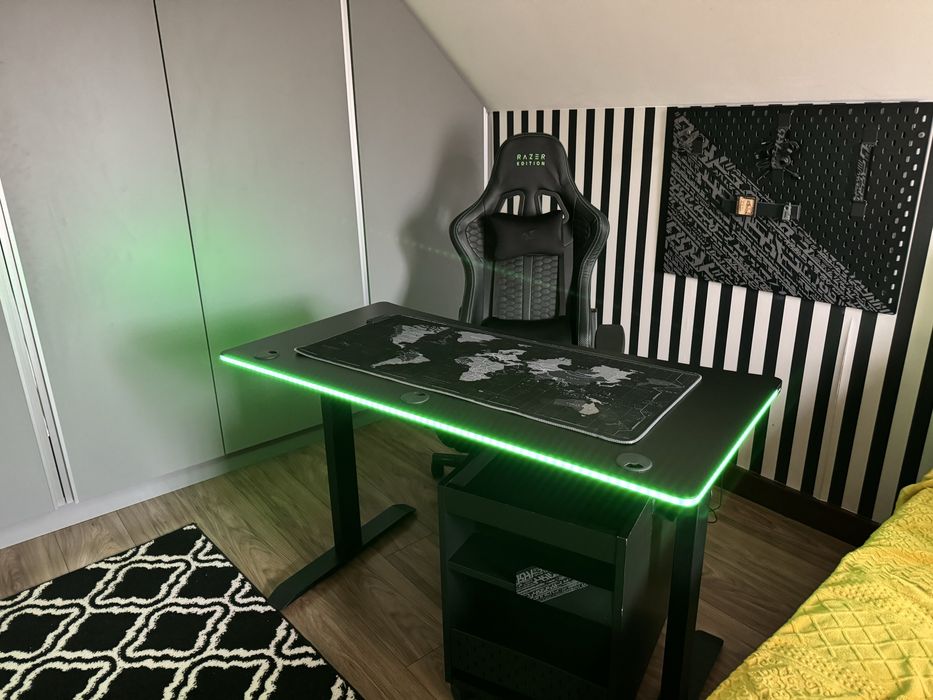 Set Gaming Premium – Birou RGB 120x60 + Scaun Razer Edition + Noptieră pe roți