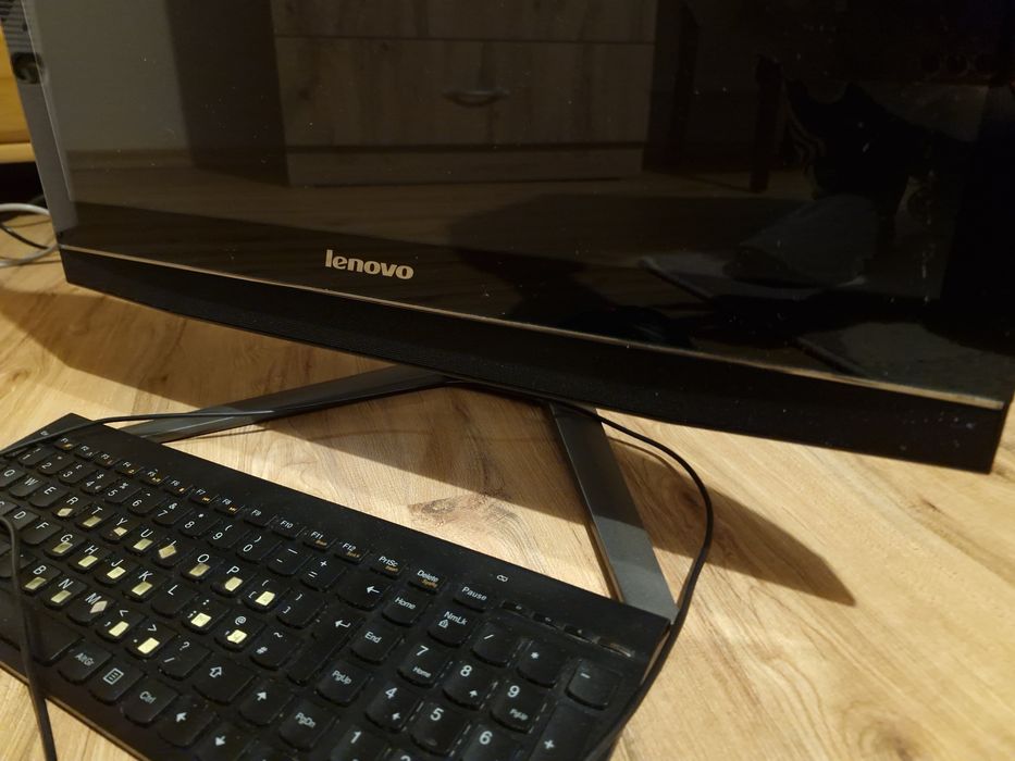 All-in-one система Lenovo с инсталирана операционна система ундоус 8