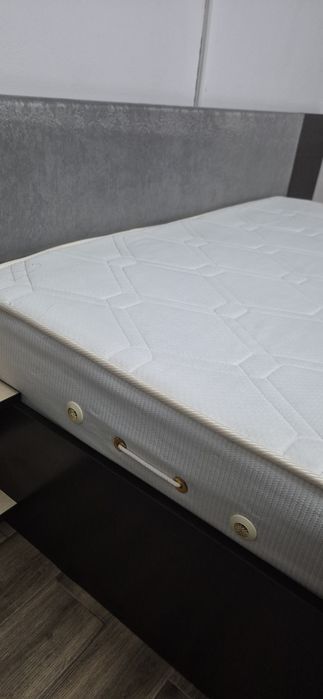 Vand pat în stare buna, 160x 200, cu tot cu saltea