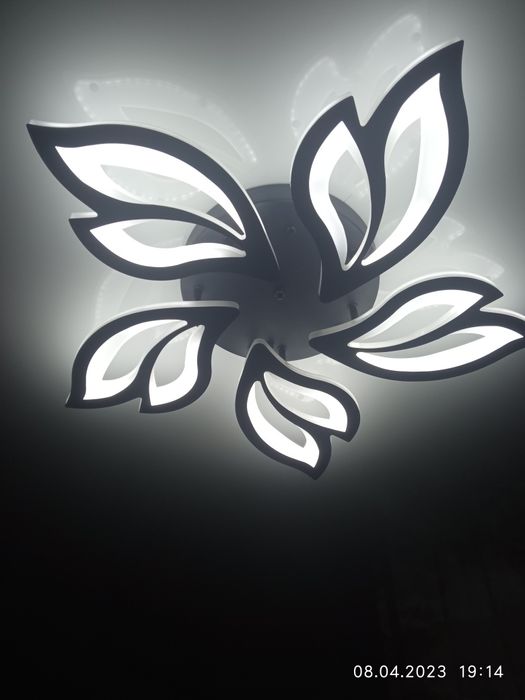 Продам  люстру новую