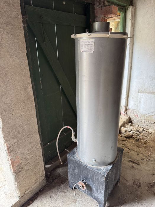 Cazan -capacitate 90 l, dotat cu arzator, flacara de veghe, manometru de presiune, supapa de soba , cu robineți de gaz. Cazan de baie