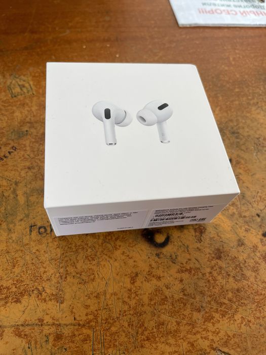 Продам Apple AirPods pro with Lightning/Wireless Charging белый