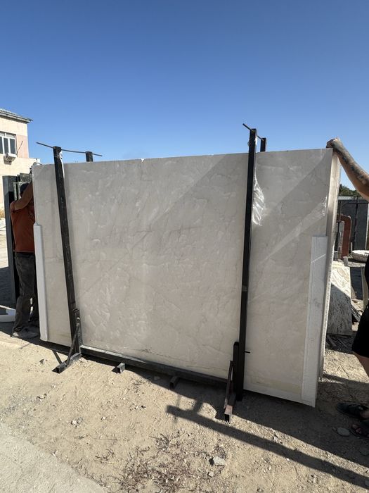 Мрамор белый в плитках, слэбах