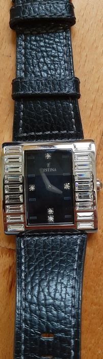 Продавам,нов часовник(не носен)