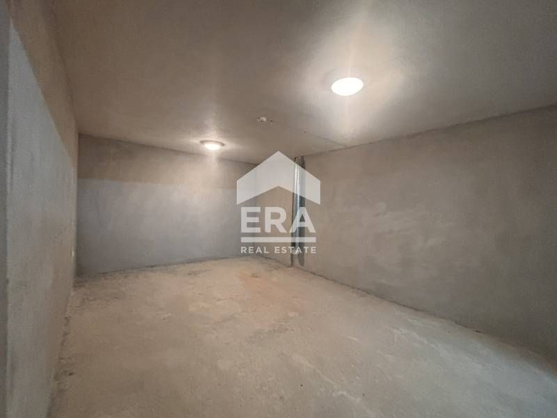 Подземен гараж за продажба, със собствен склад, в нова тухлена сграда,