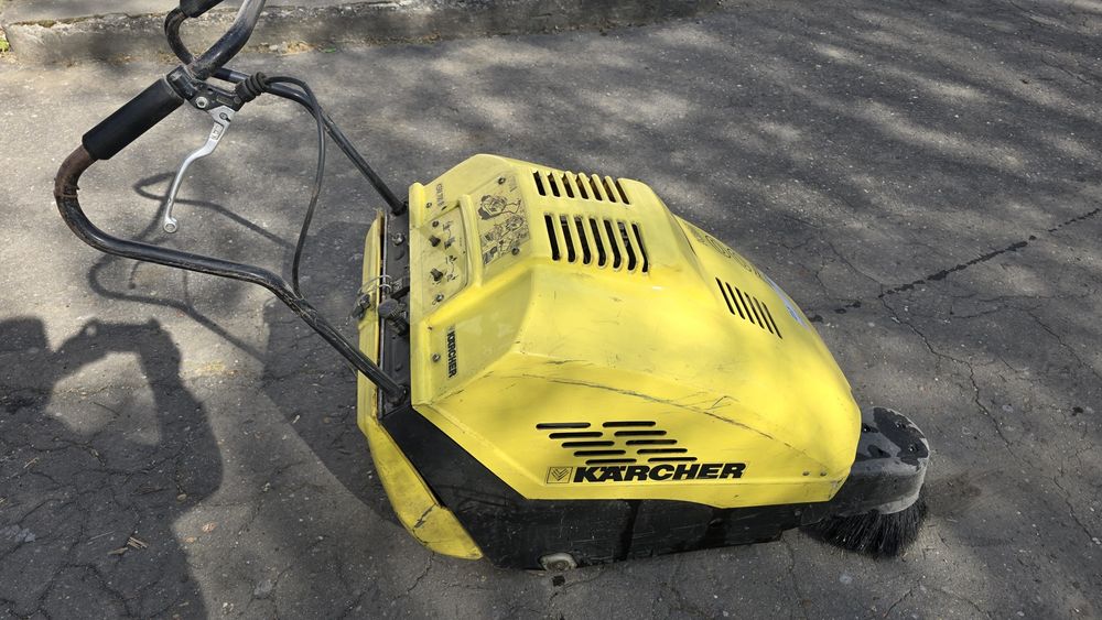 Vând aspirator de curte Karcher  KSM 700 B 2004