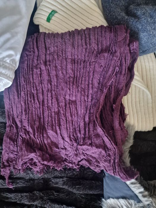 Шалове(Бенетон) и шапки, шорти Umbro