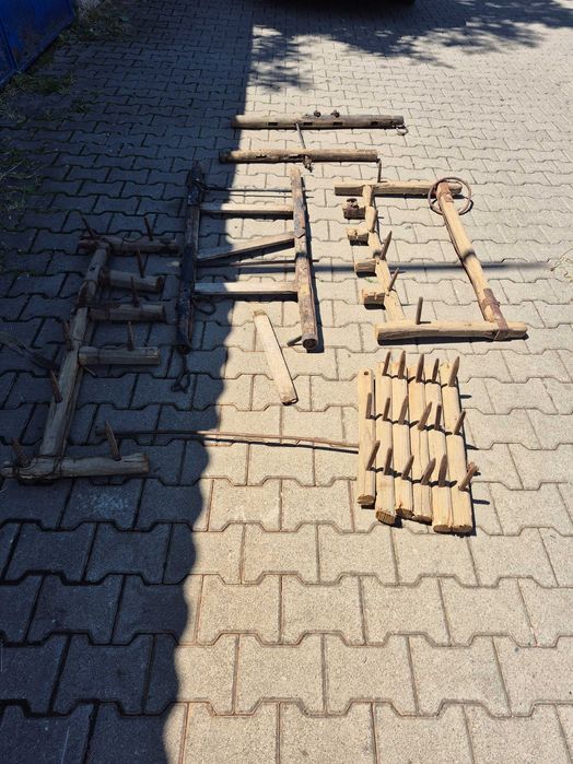 Grapa veche, din lemn, cu colti de fier.