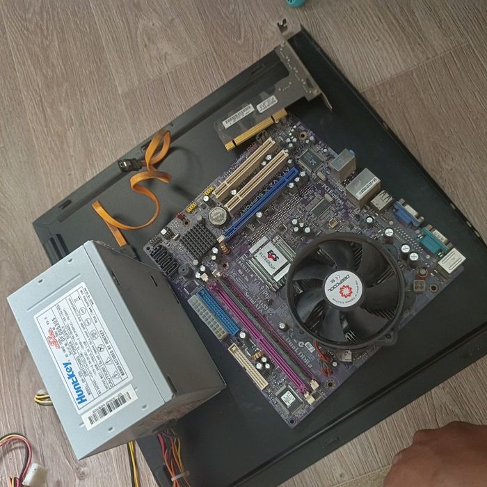 Продам все на фото блок питание, процессор, материнка.
