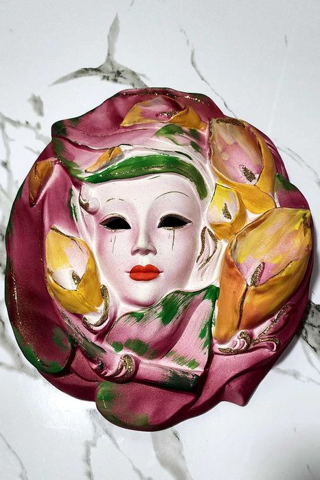 Декорированные маски на стену , изолированная поверх белого