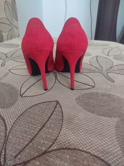 Vând pantofi Bershka