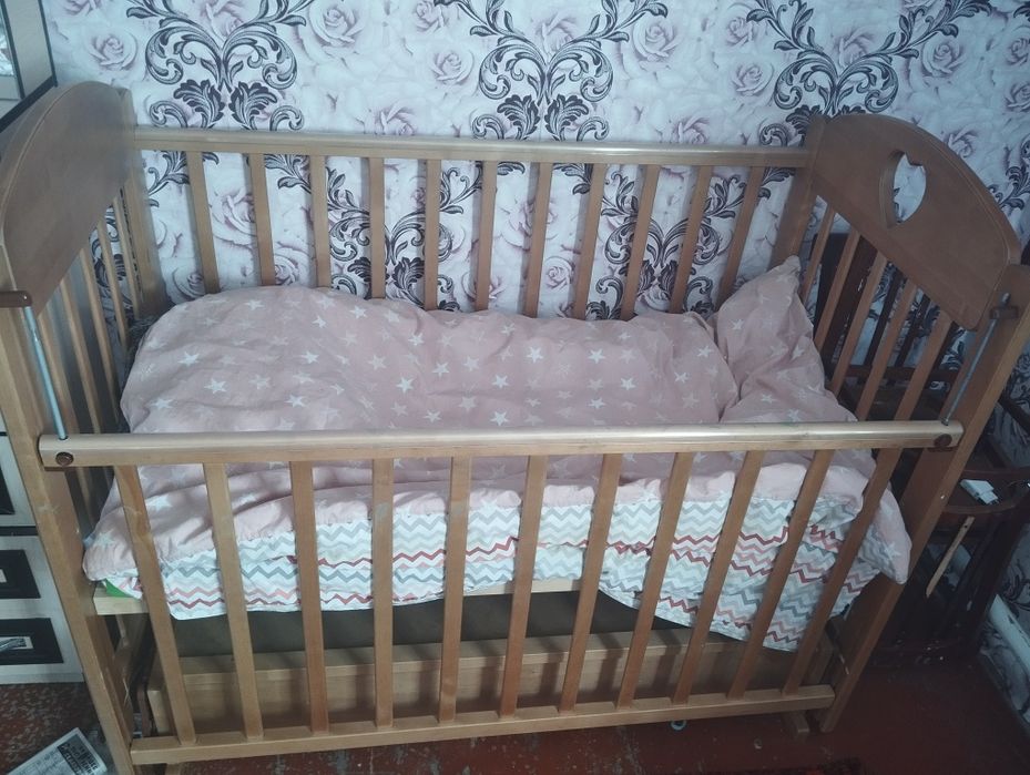 Детская кровать с маятником