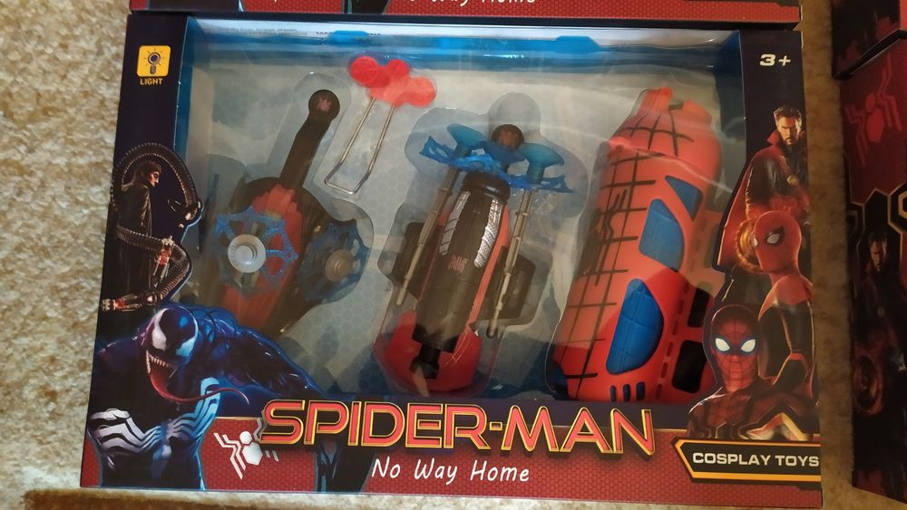 Аксессуары супергероев стреляют дисками и присосками и т.д