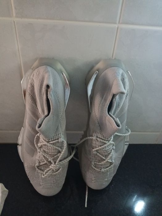 Vand adidasi in stare buna