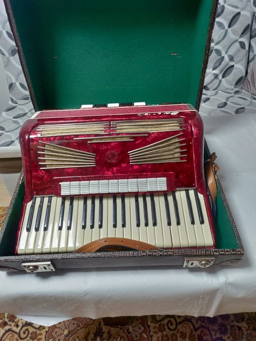 Продавам Немски акордеон Баркароле Проминенз 2 4гласа с куфар