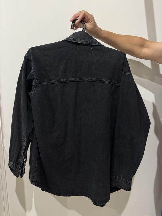 Черная рубашка на пуговицах