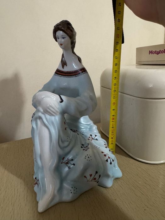 Statueta decorativa din portelan- Doamna eleganta in rochie albastra
