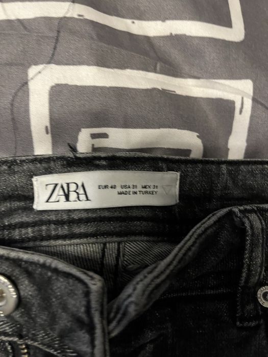 Vând blugi zara gri