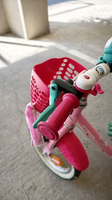 Bicicleta fetite roz cu roti ajutătoare