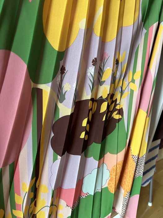 Дамска пола тип плисе * размер S * чисто нова