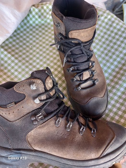 Bocanci din piele groasă