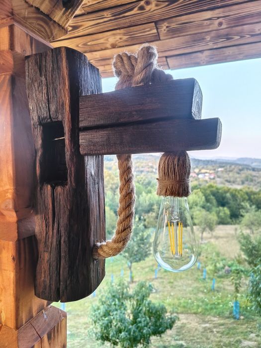 Corpuri de iluminat roata veche car rustic scara stejar