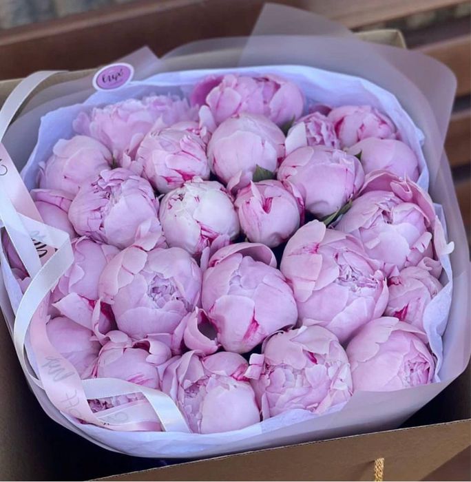 Букеты пионов , тюльпаны,розы