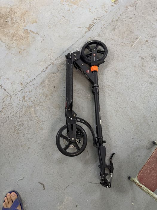 Самокат с двумя амортизаторами