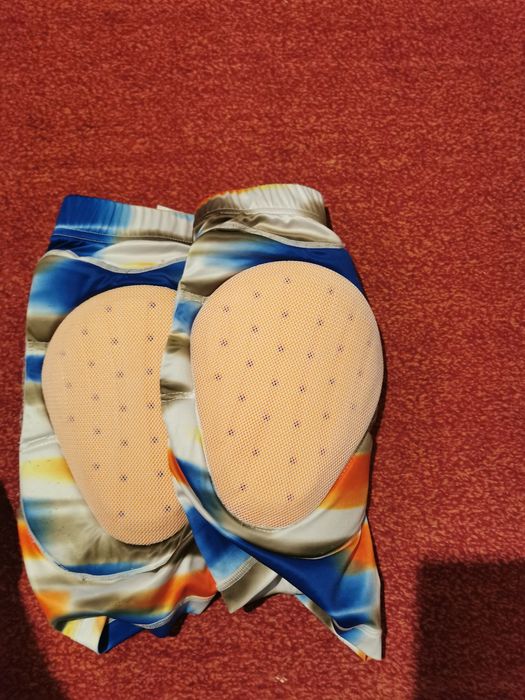 Pantaloni short protecție burton D3O
Mărimea S femei
Stare foarte bună