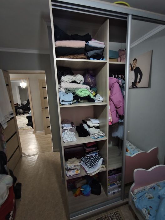 Шкаф в спальню с полками