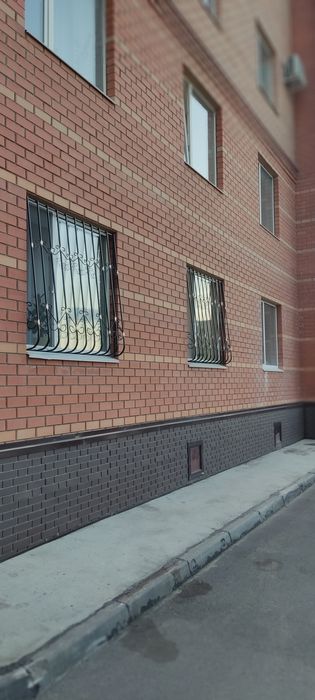 решётки,оградки,кресты,лавочки.