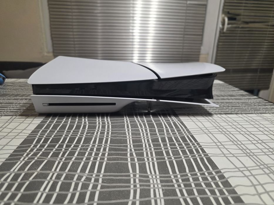 Продавам PlayStation 5 Slim с дисково устройство перфектно състояние с гаранция!