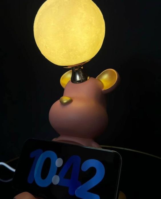 Настольная светильник лампа с беспроводной зарядкой для телефон