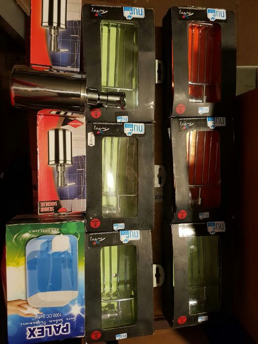 Dispenser dozator dezinfectant sau sapun sau accesorii baie