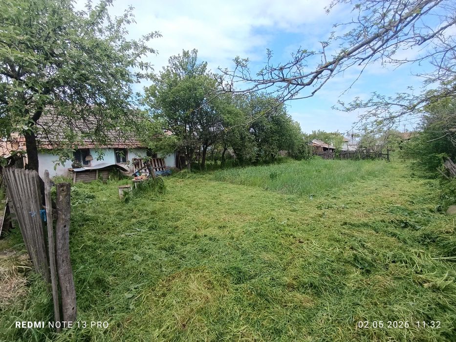 Casă demolabilă sau renovabilă cu teren 1.000 mp în Redișoara