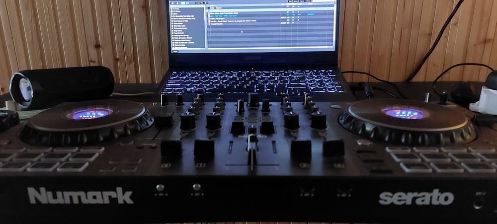 Vand consola Numark NS4FX - Controller DJ profesional 4 deck-uri (Serato DJ)